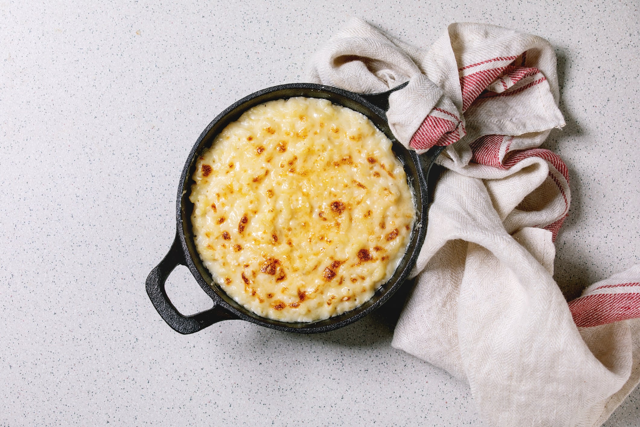 American dish mac and cheese