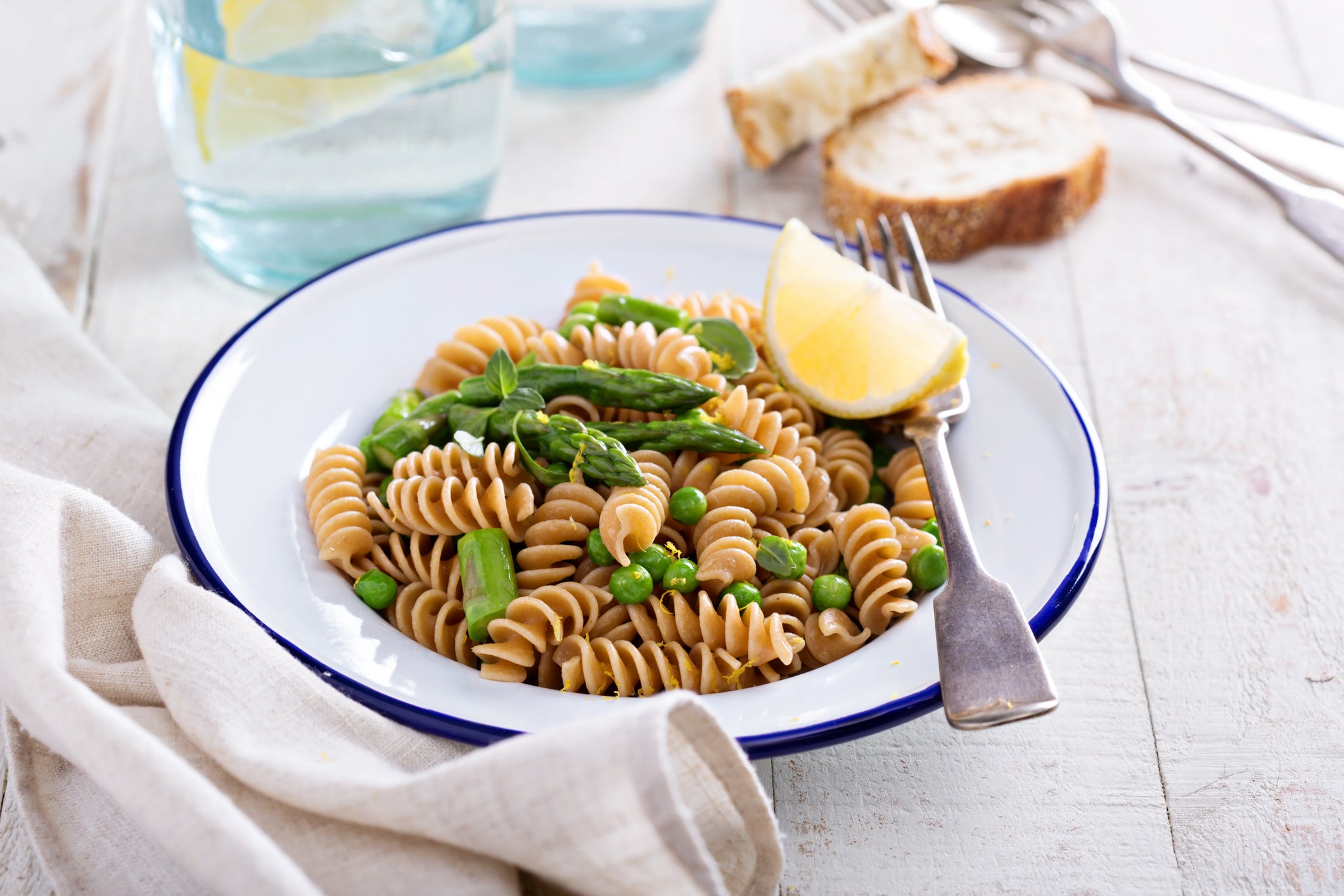 Whole wheat pasta with peas and asparagus