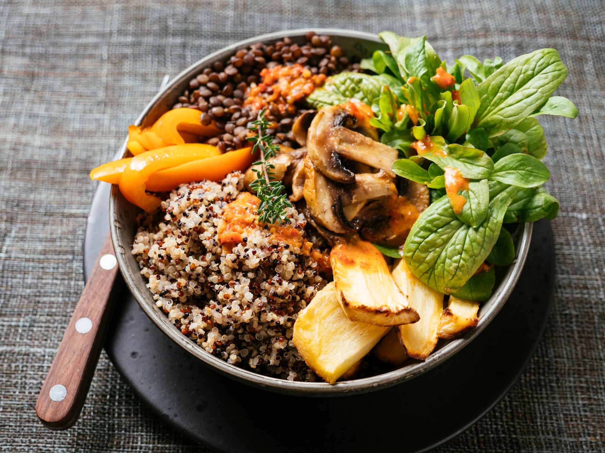 Lentil Quinoa Bowl, lentils, quinoa, bell pepper, roasted parsnips, field salad, mushrooms, spicy vegan sauce