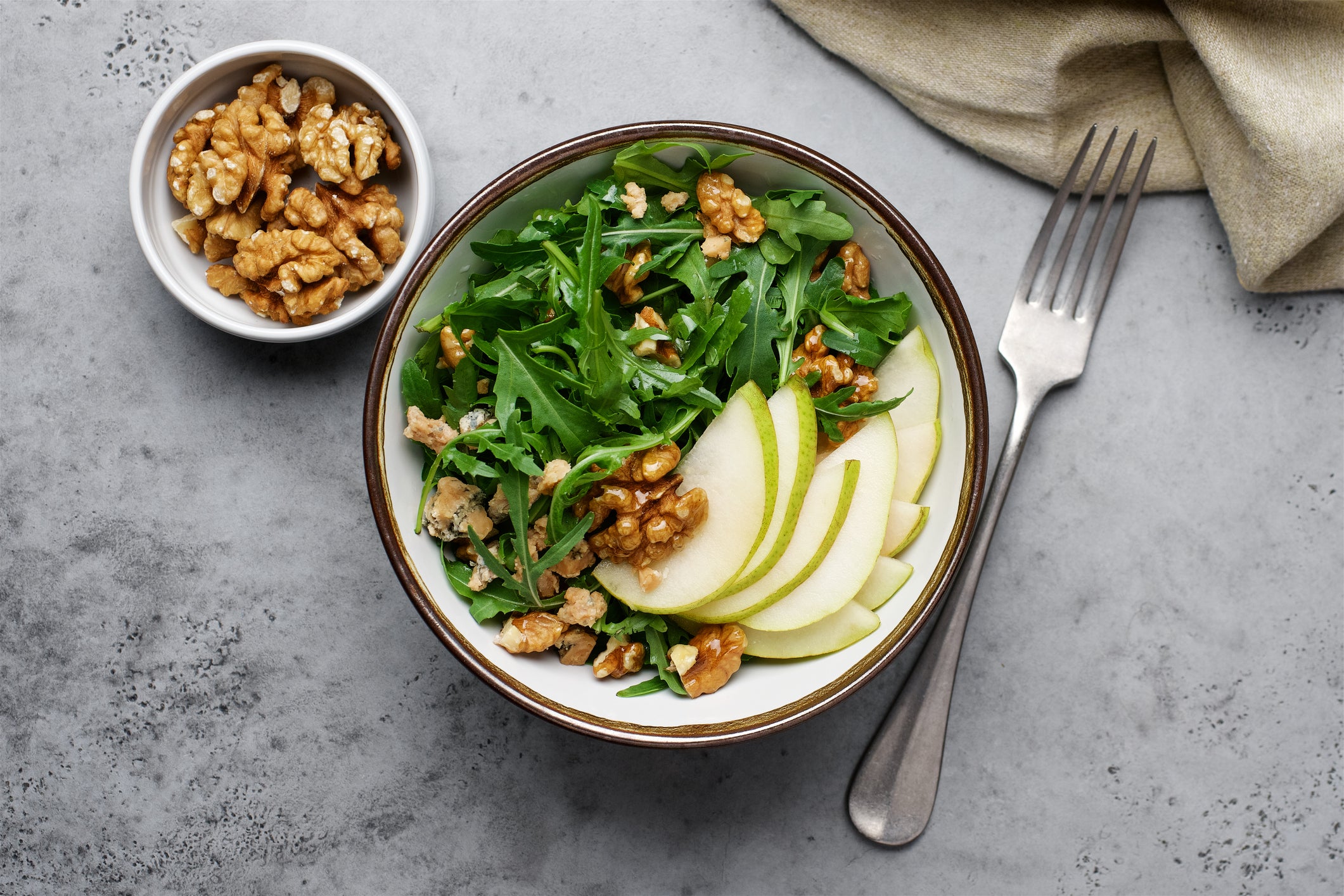 Fruit salad with pears, arugula, walnuts and Roquefort cheese